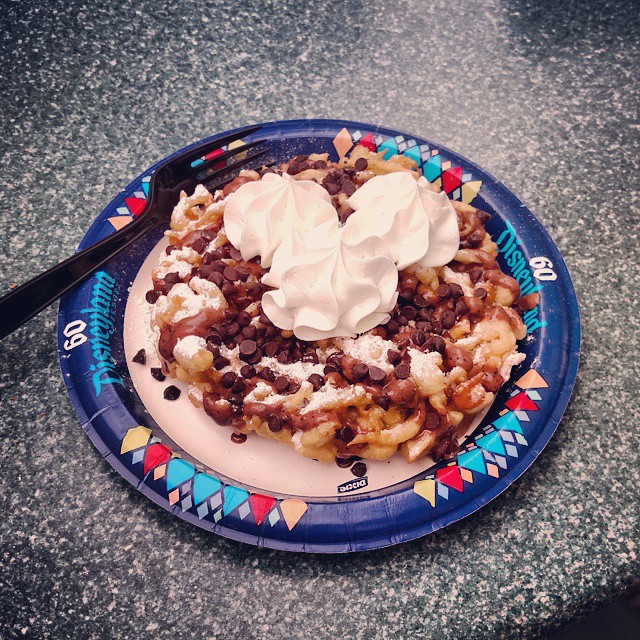 All this pic taking deserves a sweet payoff. Special mocha funnel cake...yummy..