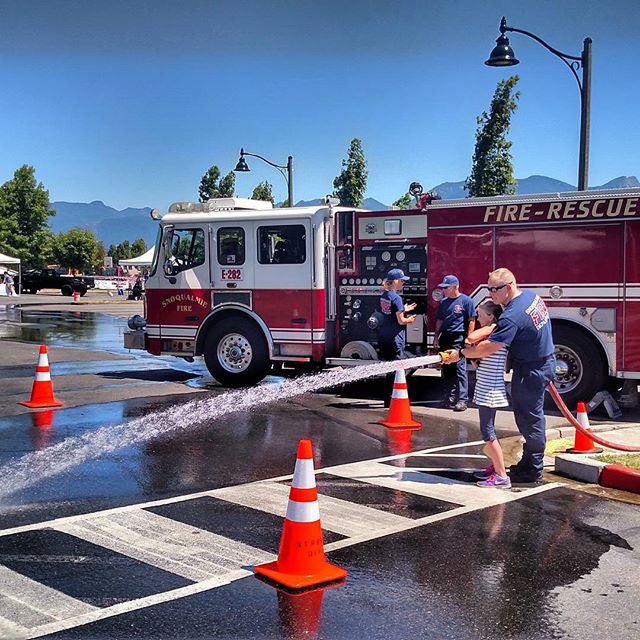 .@snoqualmiegov firefighters teaching safety today . Be careful w/ fireworks tonight & keep friends, Firefighters pets & military vets safe and top of mind as we celebrate.